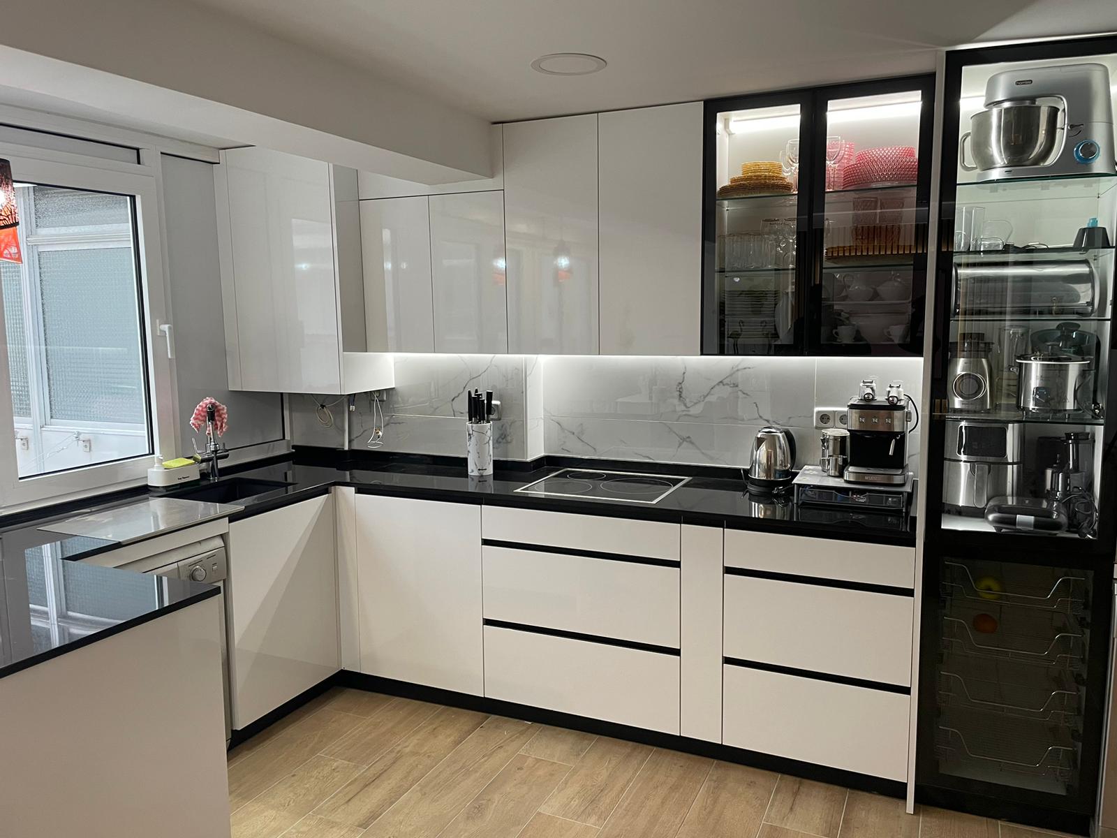 cocina moderna blanca Madrid con columna de almacenaje y electrodomésticos de acero