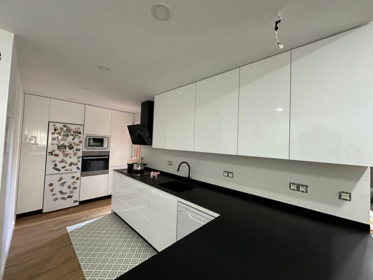cocina blanca minimalista a medida en Madrid con electrodomésticos de última generación