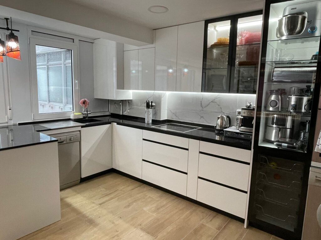 cocina blanca a medida proyecto Selavi Madrid encimera negra