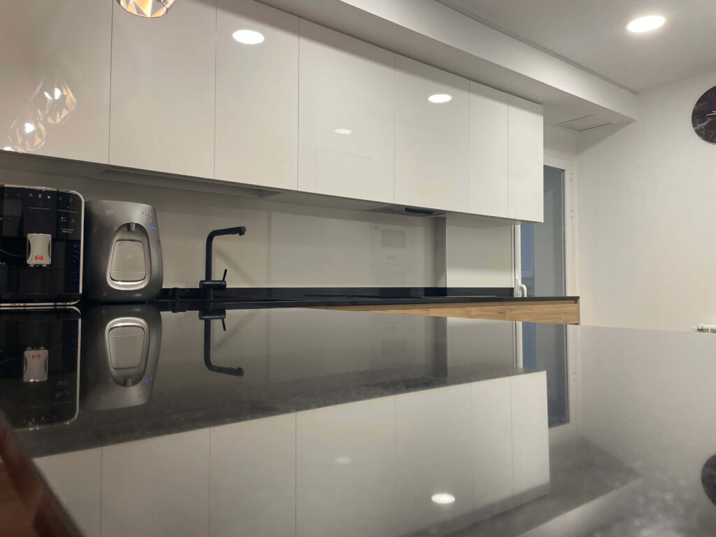 cocina moderna de autor en Madrid con encimera oscura y acabados en gris antracita