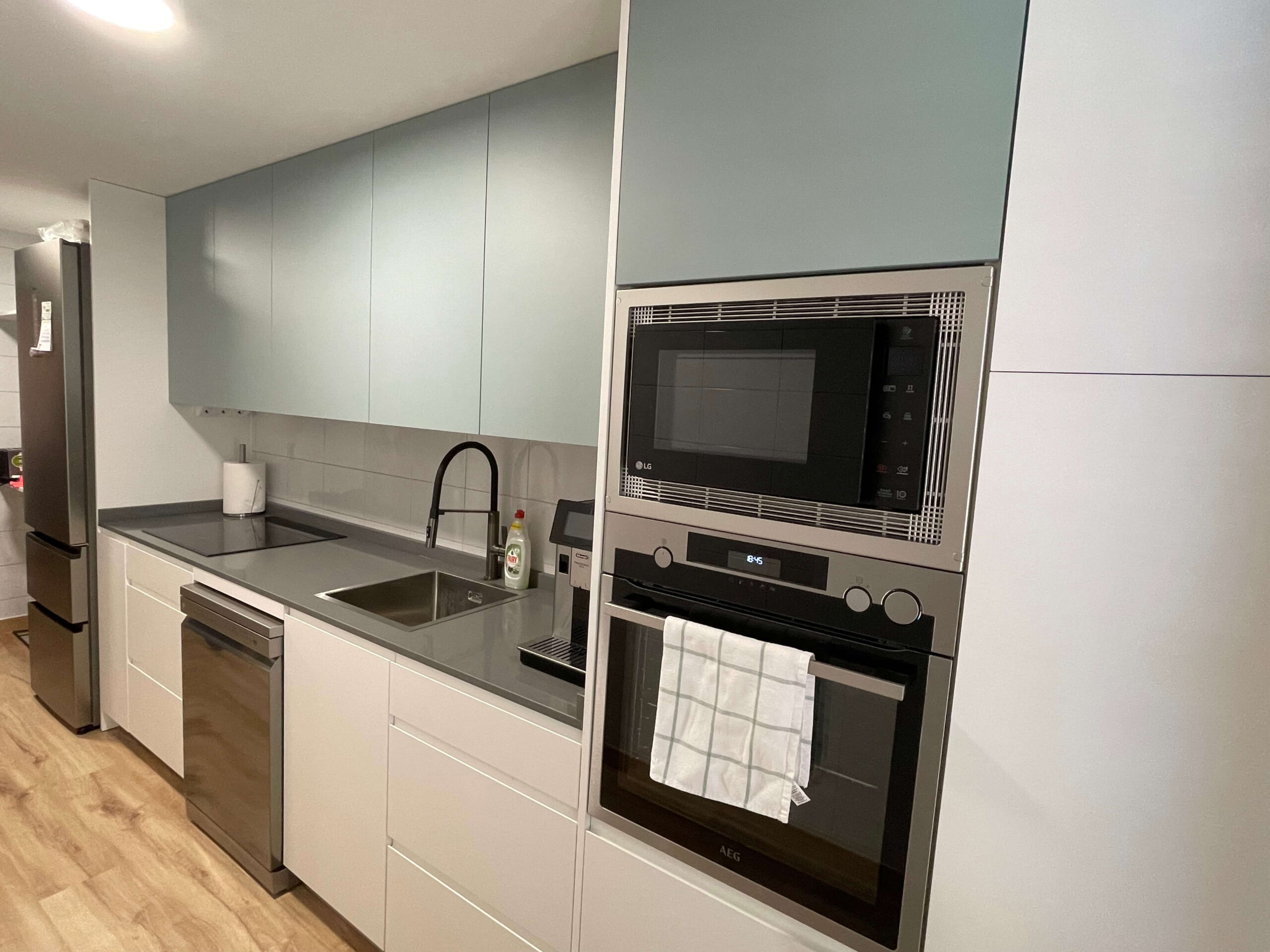 cocina de autor Madrid con horno integrado microondas y muebles en gris claro
